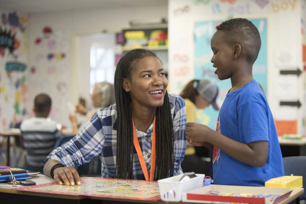 Reading Partners volunteer tutoring a student
